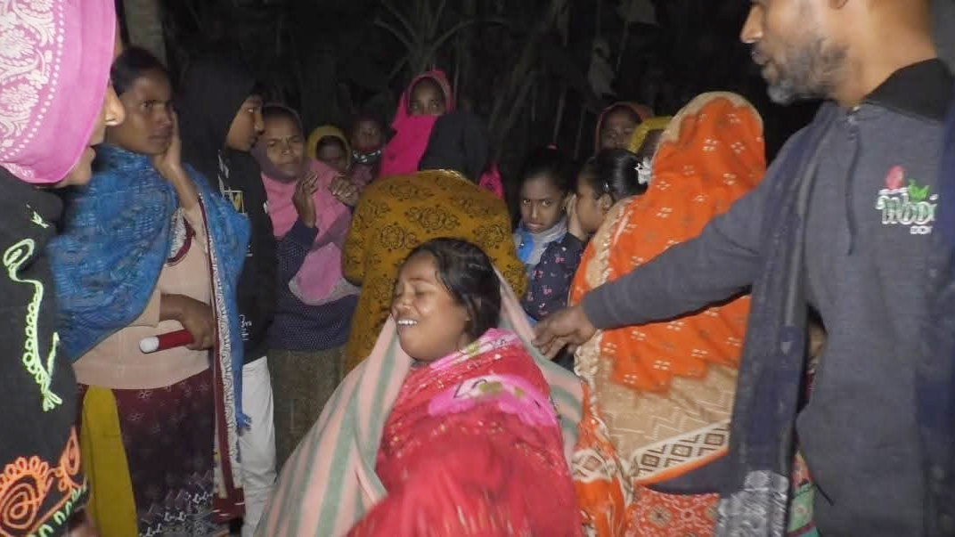 গাইবান্ধায় গাছ কাটার সময় চাপা পড়ে দুই বোনের মৃত্যু