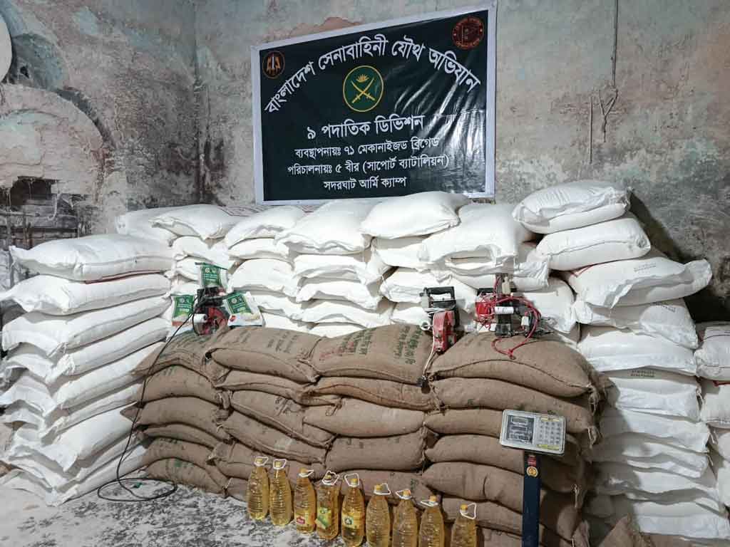 গেন্ডারিয়ায় অবৈধভাবে টিসিবির পণ্য মজুত ও বিক্রি, সেনা অভিযানে আটক ৭