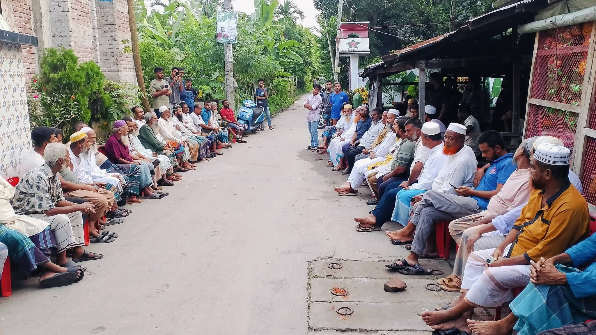 চুরি-ডাকাতির অভিযোগ: বাবা-ছেলেকে পরিবারসহ এলাকা ছাড়ার নির্দেশ