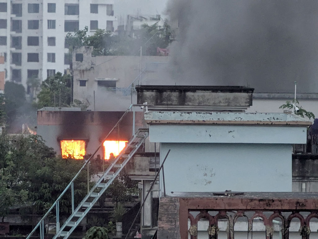বনশ্রীতে ৬ তলা আবাসিক ভবনে আগুন
