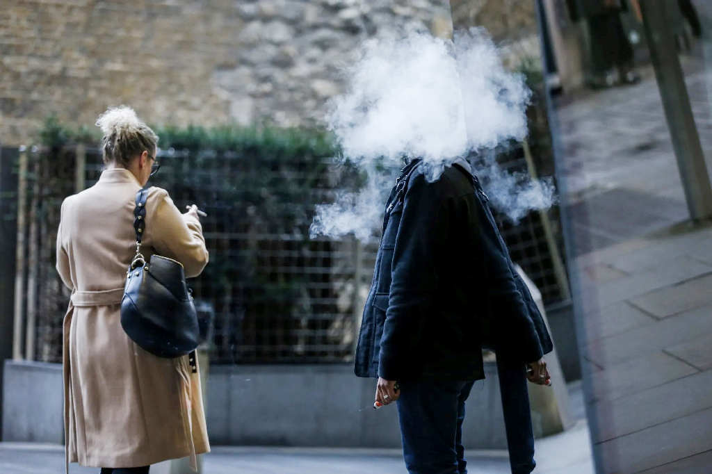 ব্রিটেনে সিগারেটসেবীর চেয়ে ভ্যাপ সেবনকারী বেশি