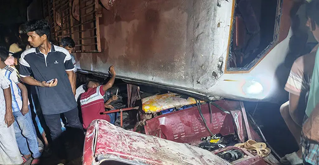 মুখোমুখি সংঘর্ষে বাসের নিচে চাপা পড়ল অটোরিকশা, নিহত ৩