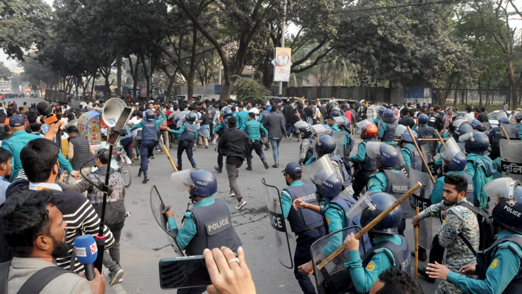 সচিবালয়ে প্রাইম এশিয়া ইউনিভার্সিটির শিক্ষার্থীরা, ছত্রভঙ্গ করল পুলিশ