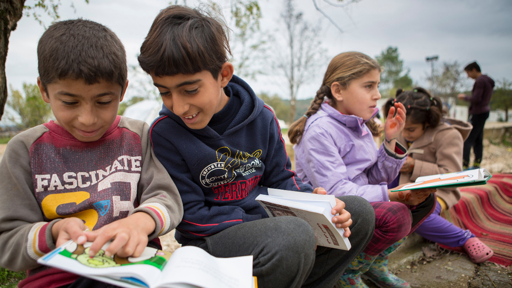 বুলেটের বদলে বই—সিরিয়ার শিশুদের মুখে হাসি ফেরাচ্ছে ‘সাংস্কৃতিক বাস’