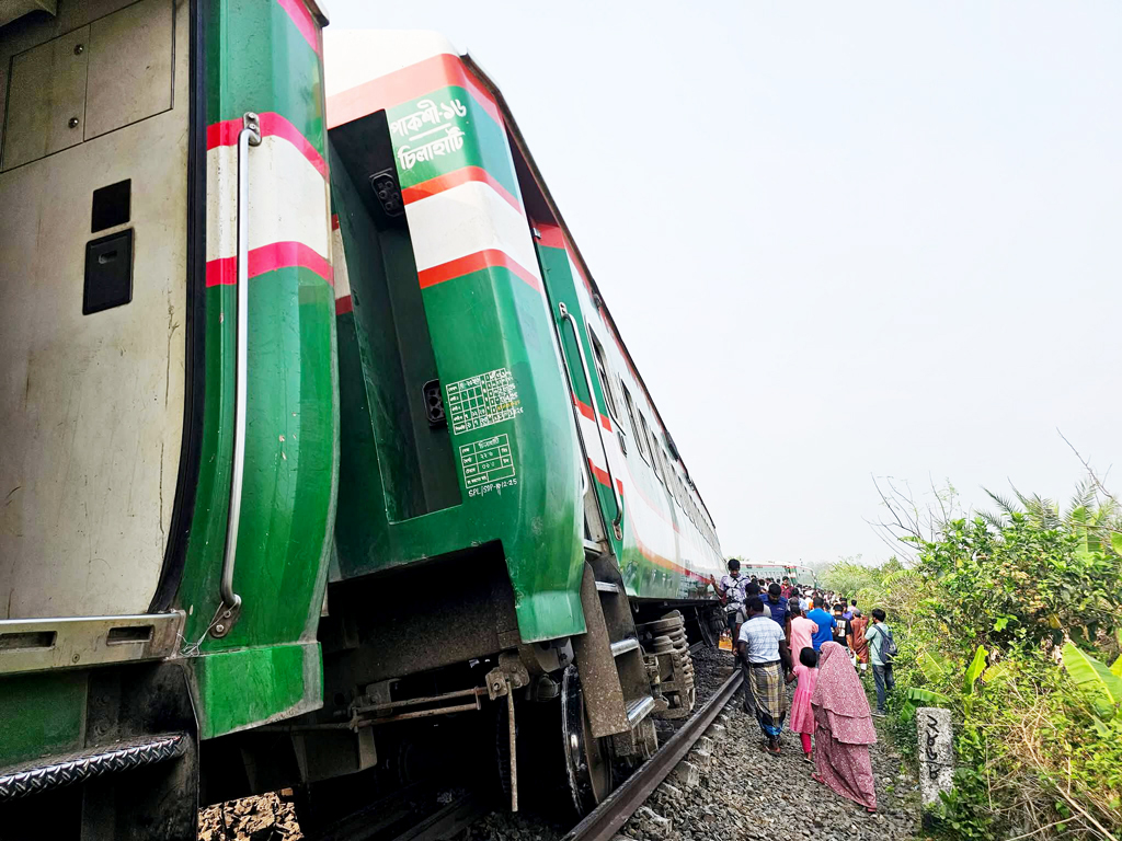 নীলসাগর এক্সপ্রেস লাইনচ্যুত: ট্রেন চলাচল স্বাভাবিক হতে লাগতে পারে ১২ ঘণ্টা