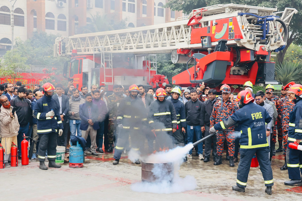 নির্বাচন কমিশন ভবনে অগ্নি সচেতনতা বাড়াতে ফায়ার সার্ভিসের মহড়া