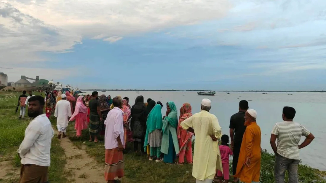 বিয়ের অনুষ্ঠানে যাওয়ার পথে ট্রলারডুবি: নারীর লাশ উদ্ধার, বাবাসহ নিখোঁজ ৩ সন্তান