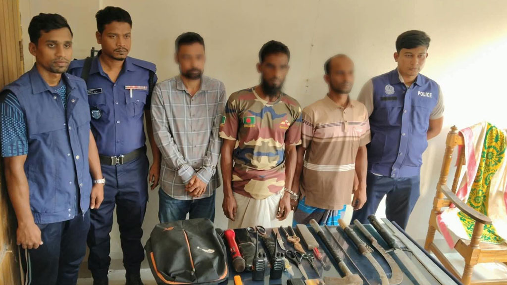 ভোলায় অস্ত্রসহ ৩ ডাকাত গ্রেপ্তার