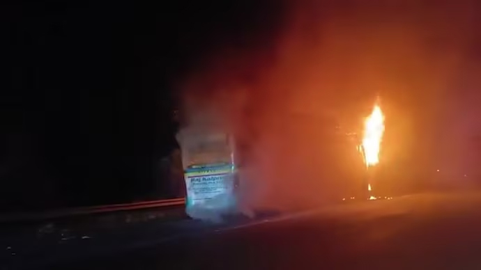 ভারতে স্লিপার বাসে আগুন, নিহত ৯