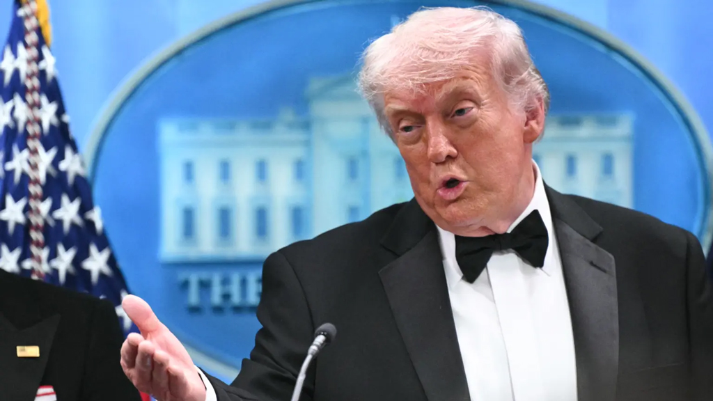 ৩ দিনের মধ্যে বিস্ফোরিত হতে পারে ইরানের তেল অবকাঠামো: ট্রাম্প