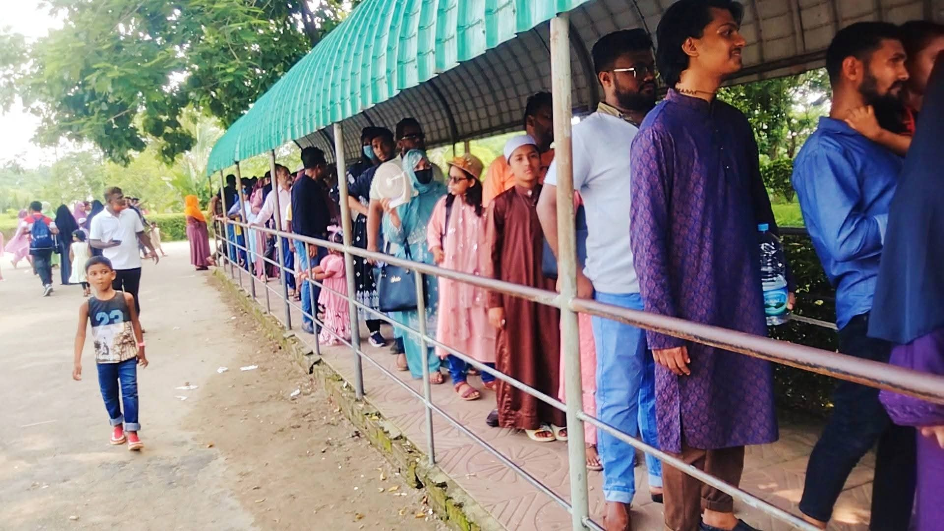 ঈদের ছুটিতে গাজীপুর সাফারি পার্কে দর্শনার্থীদের উপচে পড়া ভিড়