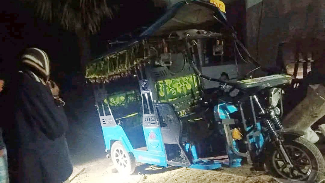 চকরিয়ায় গাছের সঙ্গে ধাক্কা খেল অটোরিকশা, শিশু নিহত