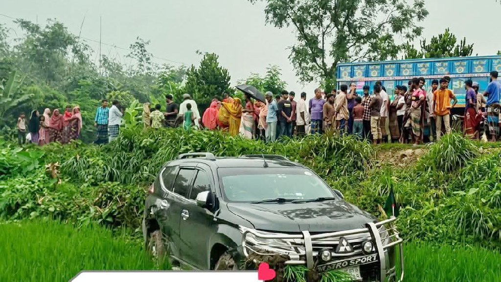 বগুড়ায় পথচারী নারীকে বাঁচাতে গিয়ে খাদে পড়ল প্রতিমন্ত্রীর গাড়ি, হাসপাতালে নেওয়ার পর নারীর মৃত্যু