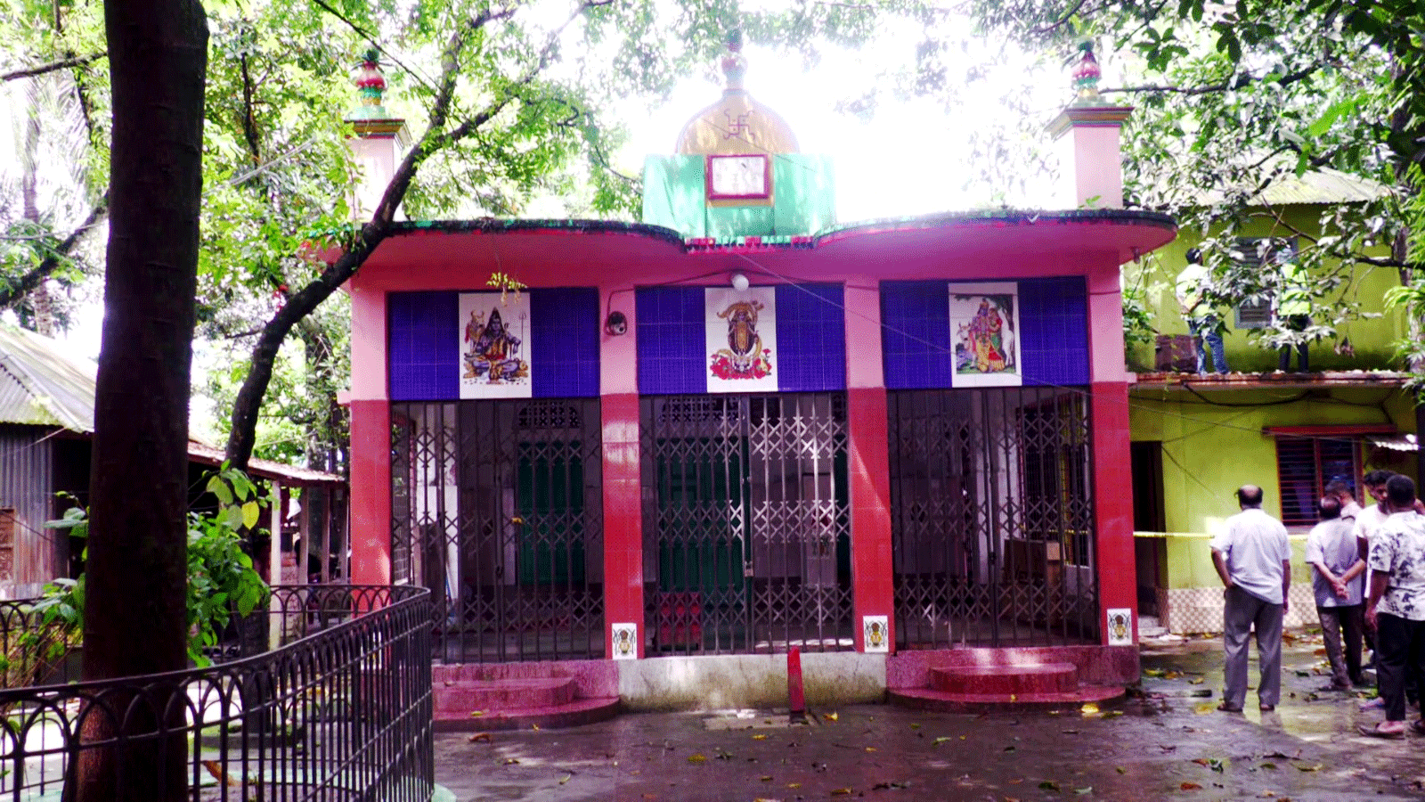 ফরিদপুরের কালীবাড়ী মন্দিরে স্বর্ণালংকারসহ ৮ মূর্তি চুরি