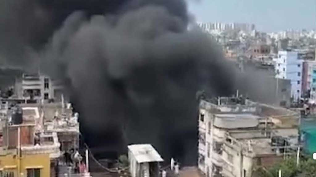 হাজারীবাগে জুতার কারখানায় আগুন