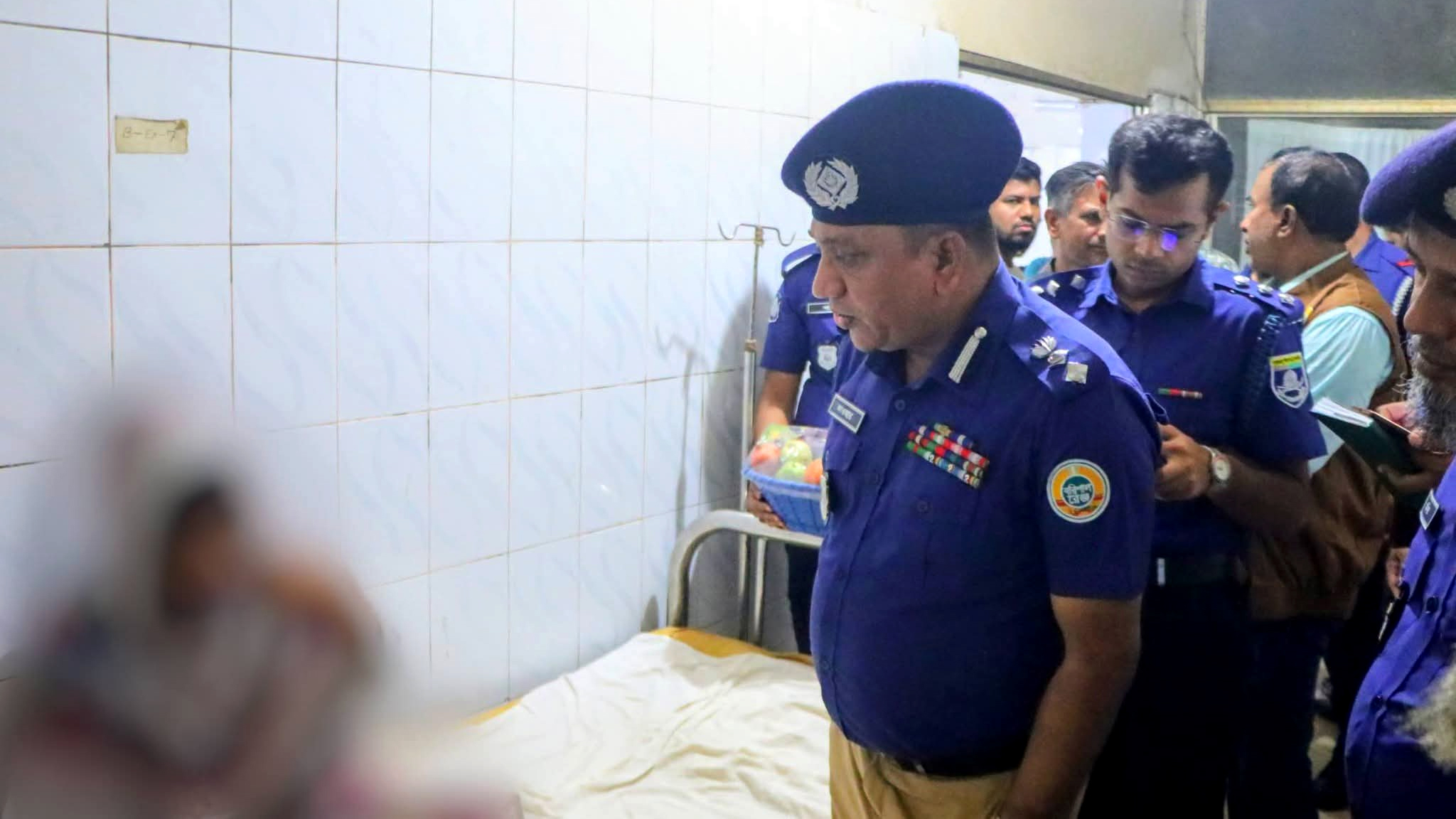 ভোলায় স্ত্রীকে অ্যাসিড নিক্ষেপের অভিযোগে স্বামী গ্রেপ্তার