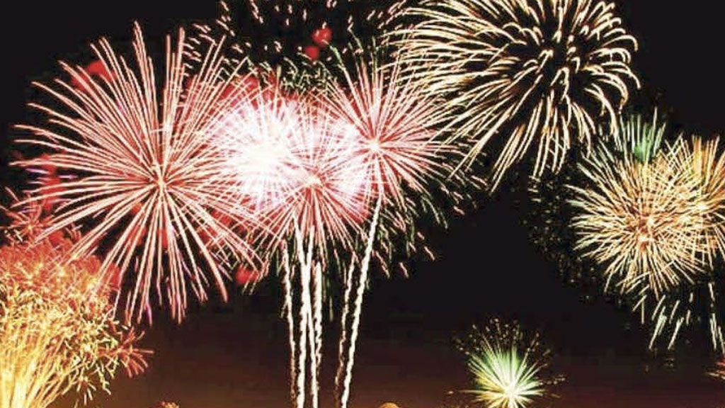 নিষেধাজ্ঞা ভেঙে আতশবাজি-ফানুসে খ্রিষ্টীয় বর্ষবরণ