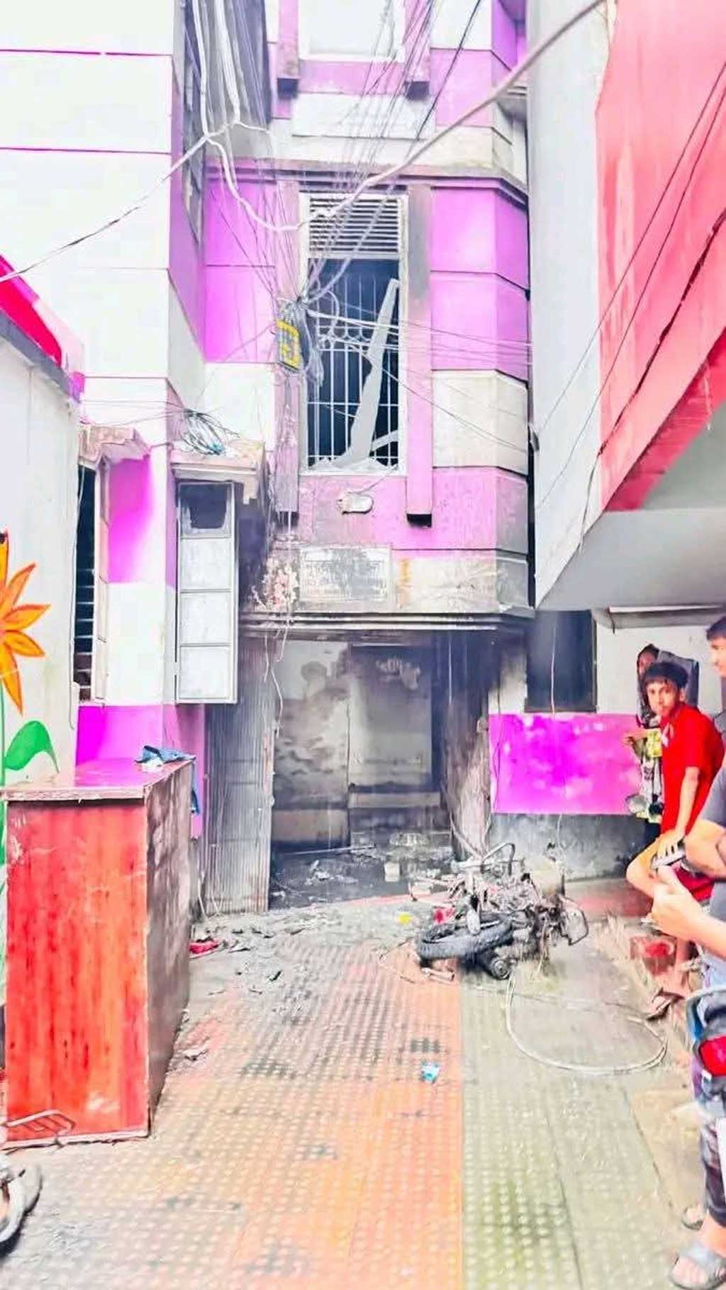 ময়মনসিংহে বহুতল ভবনে আগুন, ধোঁয়ায় দমবন্ধ হয়ে বৃদ্ধার মৃত্যু