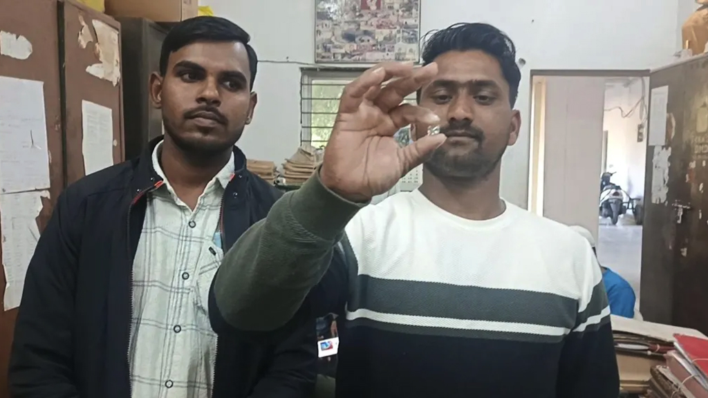 সতীশের হাতে খুঁজে পাওয়া হিরাটি, পাশে সাজিদ। ছবি: বিবিসি