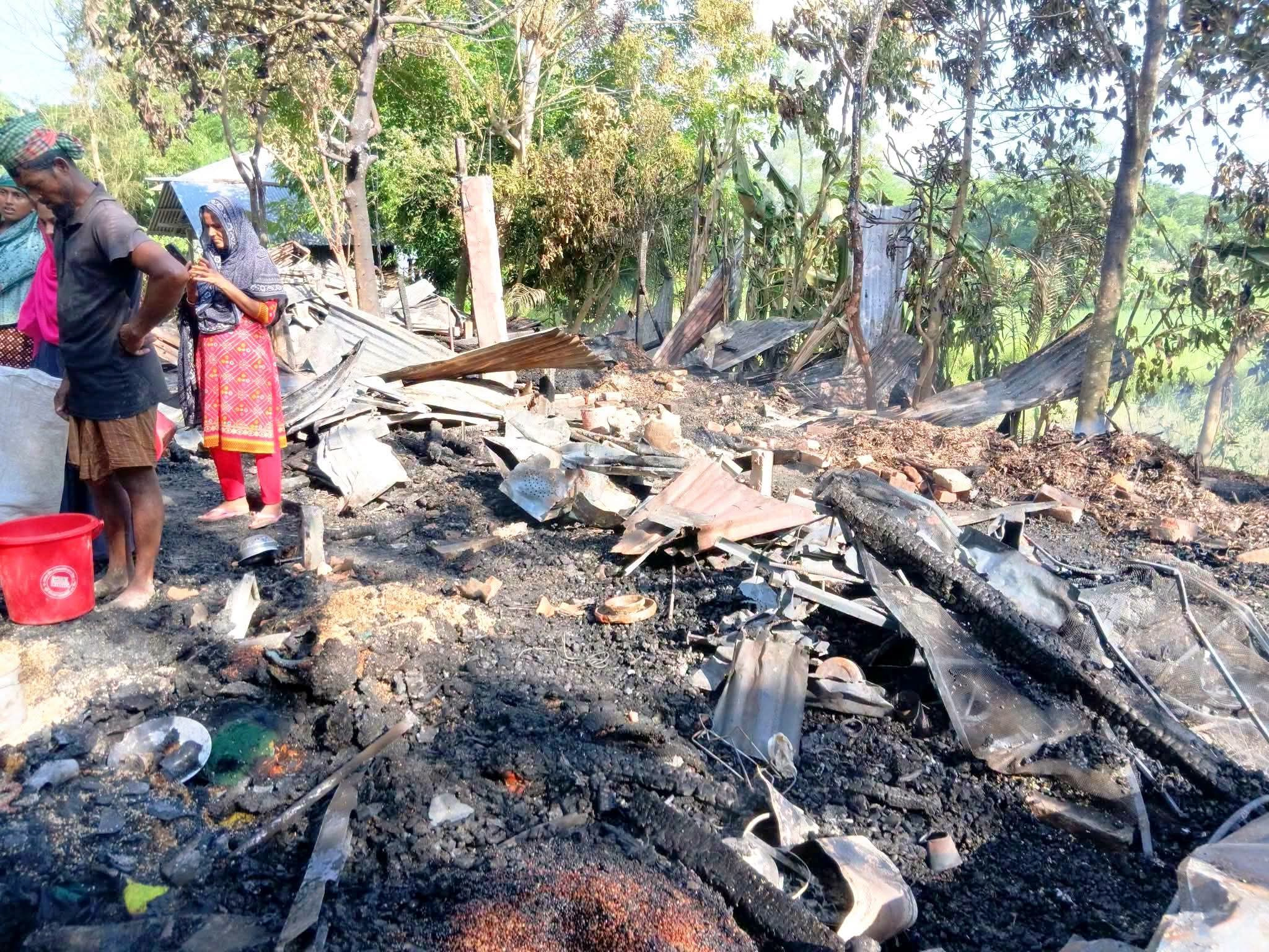 মাটির চুলার আগুনে দুই ভাইয়ের বসতঘর পুড়ে ছাই