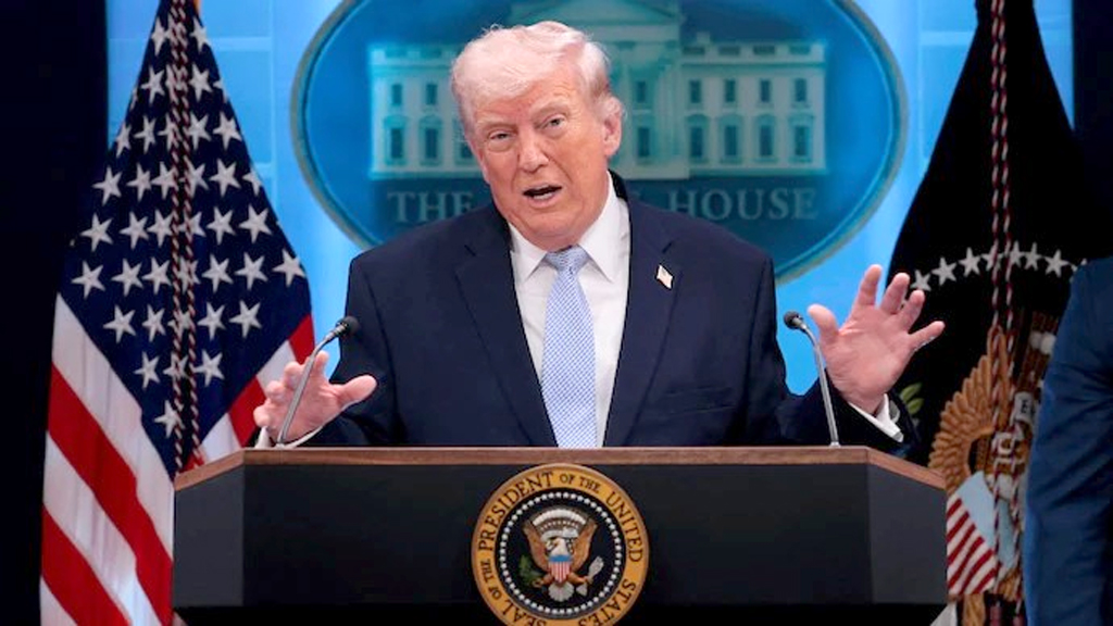 হরমুজ প্রণালিতে ইরানের নয়, টোল নেওয়া উচিৎ যুক্তরাষ্ট্রের: ট্রাম্প