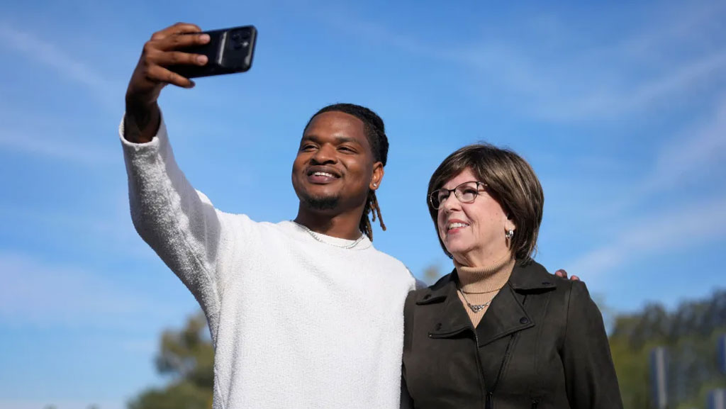 ভুল করে পাঠানো মেসেজে আমেরিকায় শুরু হয়েছিল একটি জনপ্রিয় ঐতিহ্য