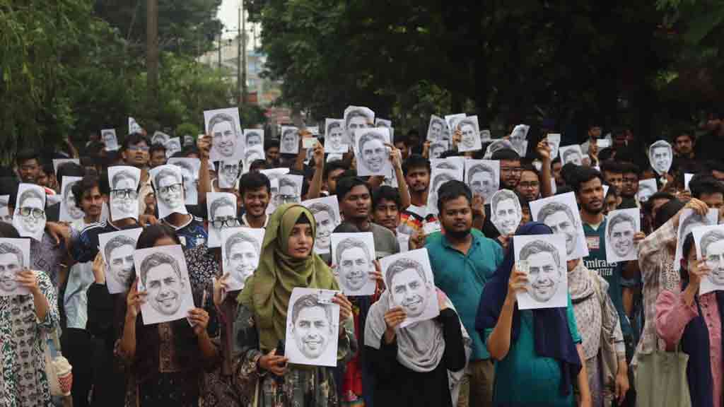 অধ্যাপক সায়েমকে উপাচার্য পদে পুনর্বহালের দাবিতে চুয়েটে মুখোশ মিছিল