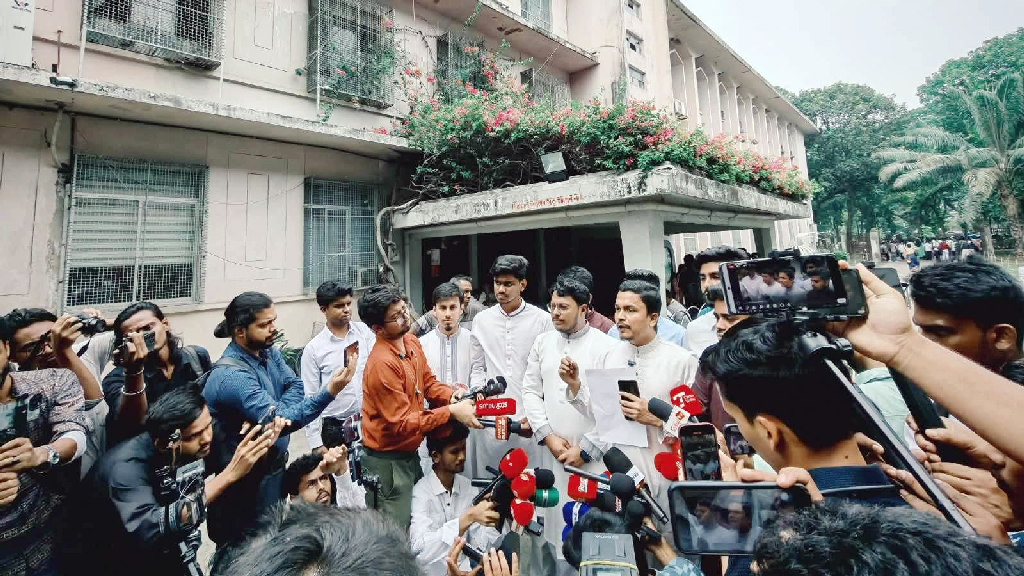 ঢাবি ভিসির কাছে স্মারকলিপি ছাত্র অধিকার পরিষদের
