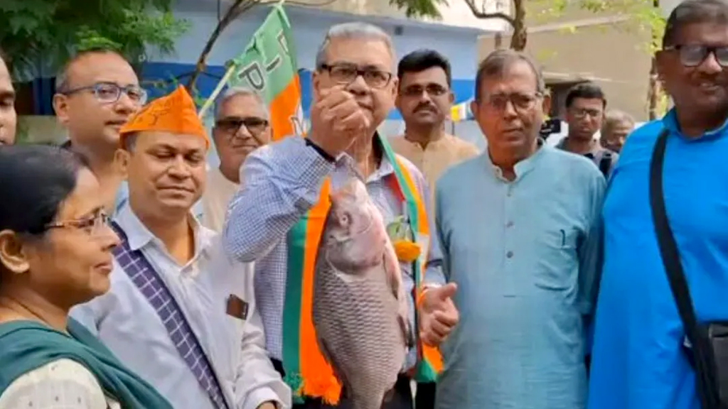 ৫ কেজি ওজনের কাতলা নিয়ে কেন নির্বাচনী প্রচারে নামলেন পশ্চিমবঙ্গের বিজেপি নেতা