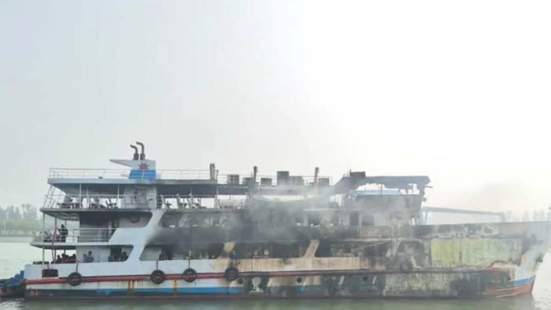 সেন্ট মার্টিনগামী জাহাজে আগুন, এক কর্মচারী নিহত; ১৫ জন জীবিত উদ্ধার