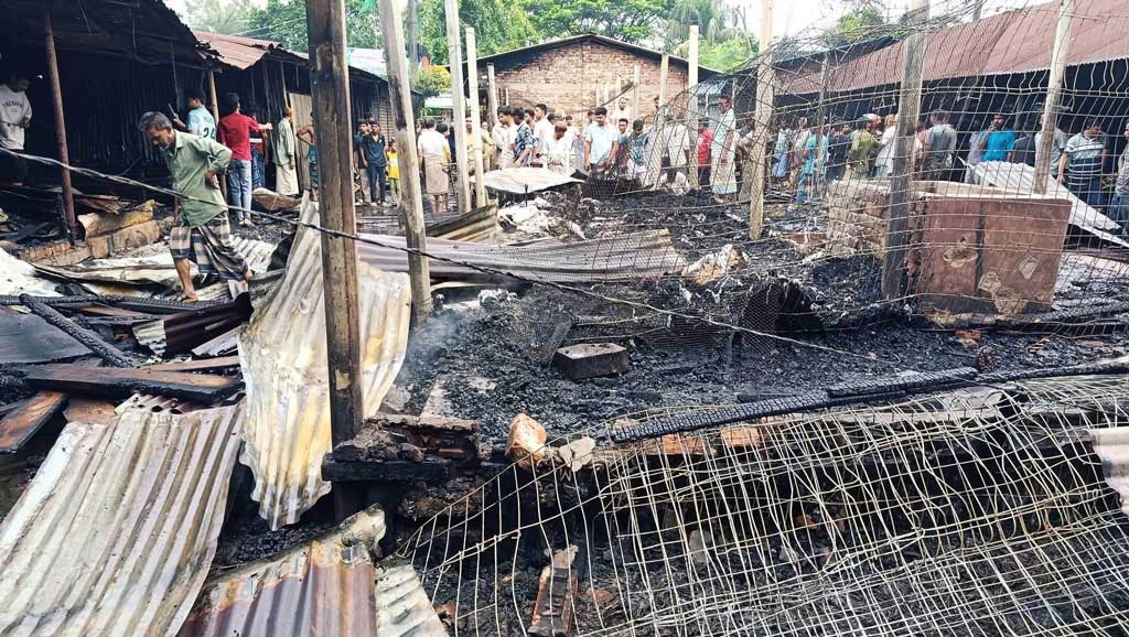 সীতাকুণ্ডে অগ্নিকাণ্ডে ৪০ দোকান পুড়ে ছাই, কোটি টাকা ক্ষয়ক্ষতির দাবি