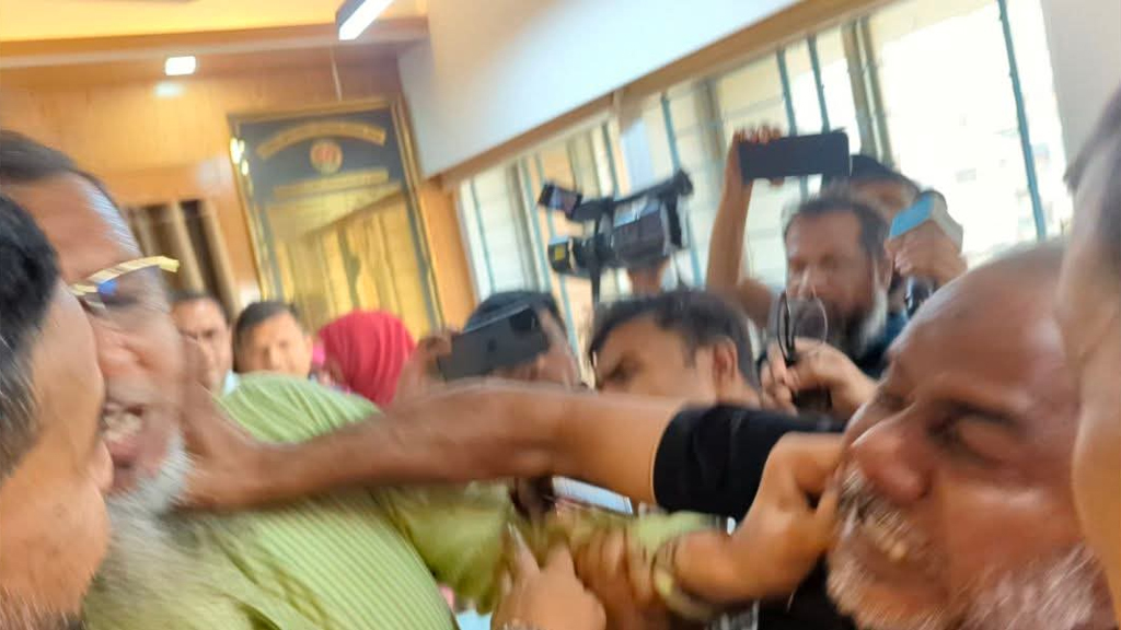 বগুড়া-৬: মনোনয়ন জমা দিতে গিয়ে বিএনপির দুই নেতার হাতাহাতি