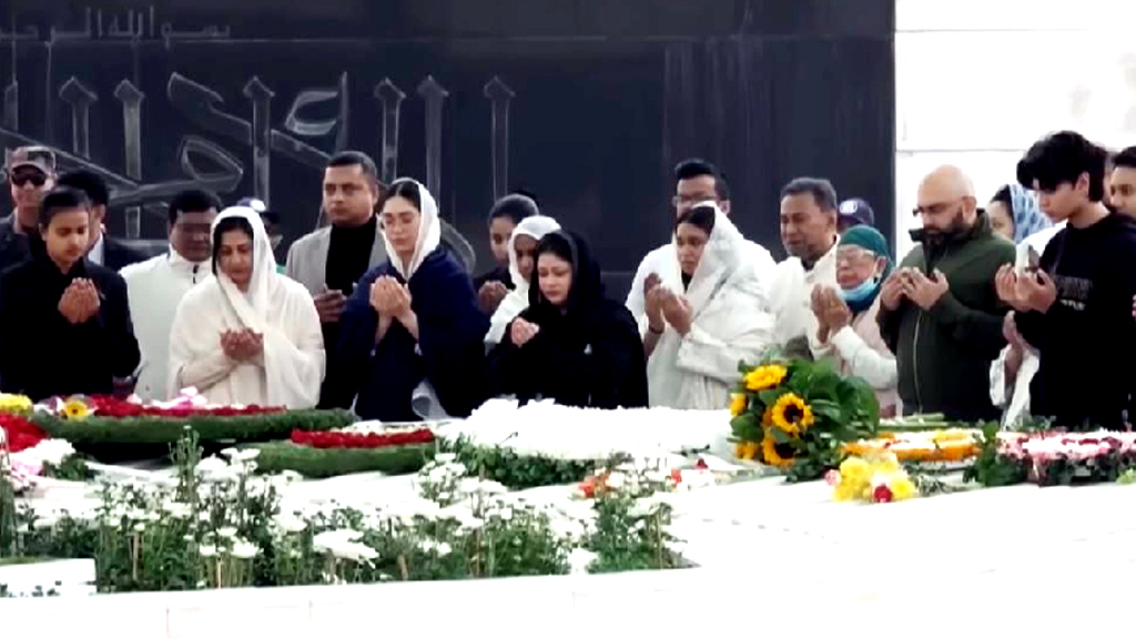 খালেদা জিয়ার কবরে শ্রদ্ধা জানালেন পরিবারের সদস্যরা