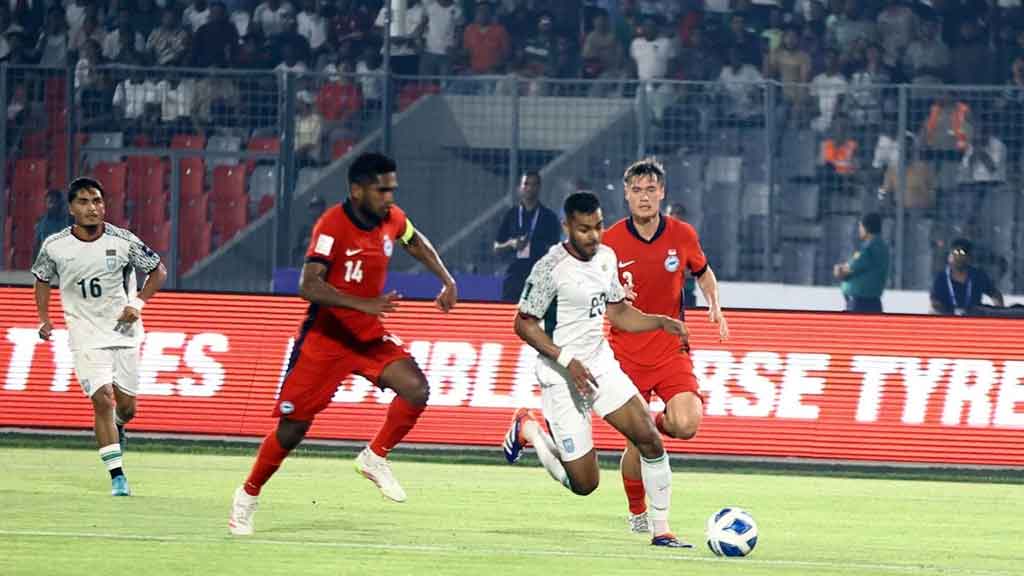 সিঙ্গাপুর ম্যাচে দেরির কারণে বাফুফেকে প্রায় ২ লাখ টাকা জরিমানা