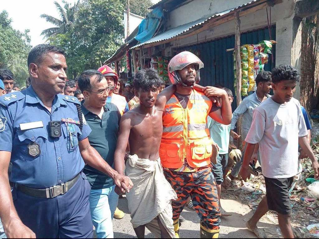 ফটিকছড়ির ভূজপুরে বিদ্যুৎ সঞ্চালন টাওয়ারে যুবক, ছয় ঘণ্টা পর নামলেন