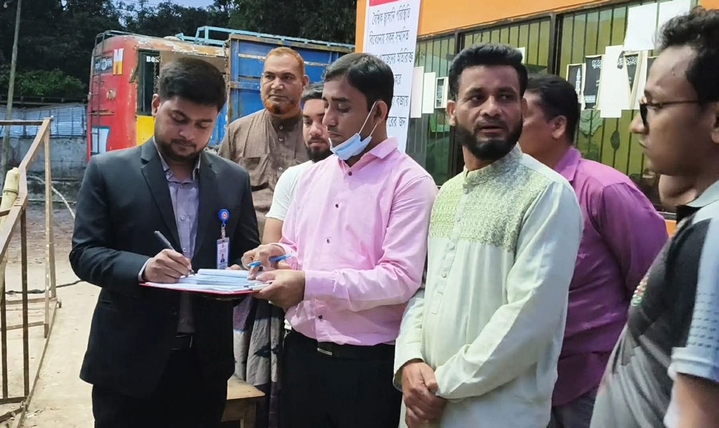 চাঁপাইনবাবগঞ্জে ‘তেল নাই’ লেখা পাম্পে মিলল ১৩ হাজার লিটার জ্বালানি, জরিমানা