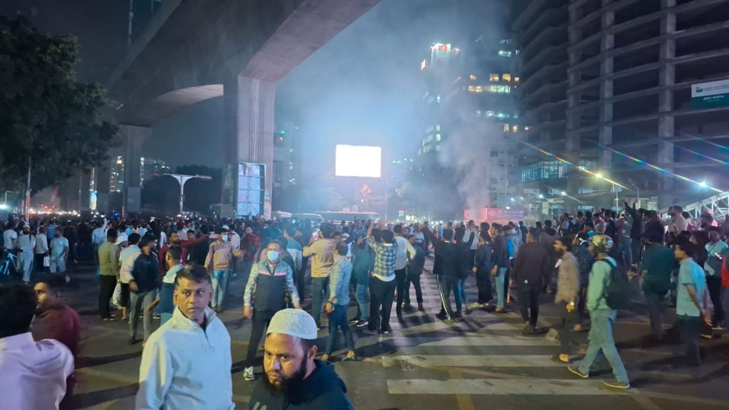 কাওরানবাজারে মোবাইল ফোন ব্যাবসায়ীদের অবরোধ