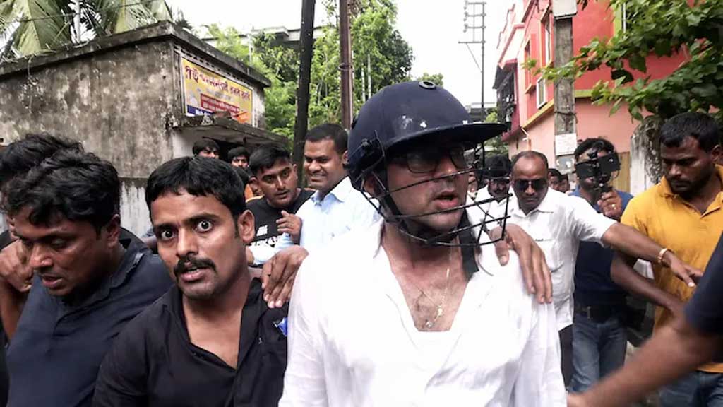 মমতার ভাইপো অভিষেককে চড়-থাপ্পড়, ডিম-পাথর নিক্ষেপ