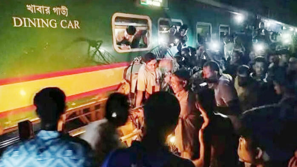 কালুরঘাট সেতুতে ট্রেন দুর্ঘটনা: তদন্তে চালক ও সহকারী চালকের অবহেলার প্রমাণ