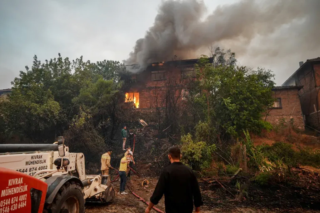 তুরস্কে দাবানলে নিহত ১০