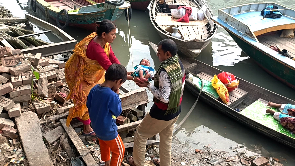 নেছারাবাদে হাসপাতালে যাওয়ার ঘাট বন্ধ করে পাবলিক টয়লেট নির্মাণ, ভোগান্তিতে রোগীরা