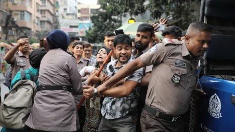 ধানমন্ডিতে শিল্পী-জনতার প্রতিবাদী মানববন্ধনে পুলিশের বাধা, আটক ১ 
