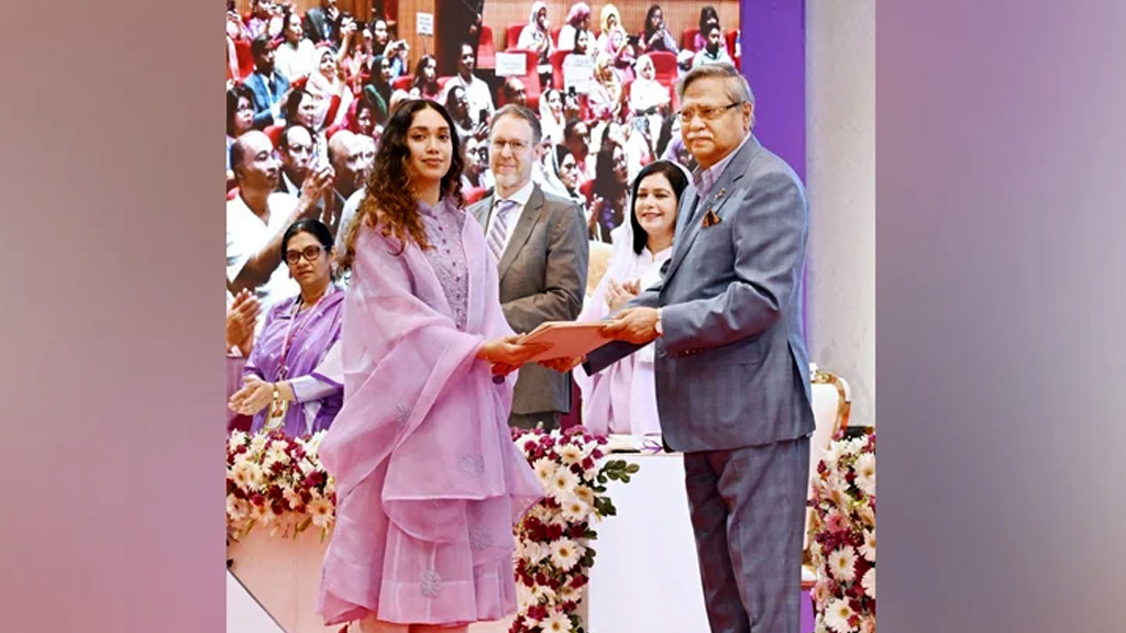 আন্তর্জাতিক নারী দিবসে খালেদা জিয়ার পুরস্কার গ্রহণ করলেন জাইমা রহমান