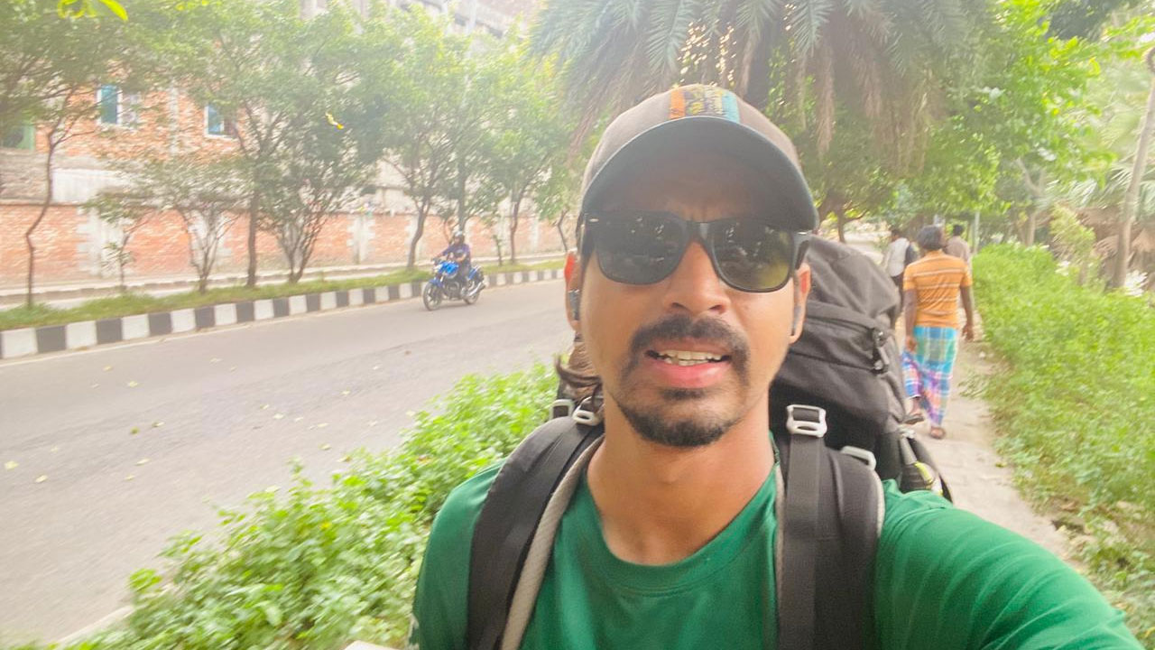 বাংলাবান্ধা থেকে টেকনাফ—সবুজ স্বপ্নে হাঁটছেন রিহাব হোসেন