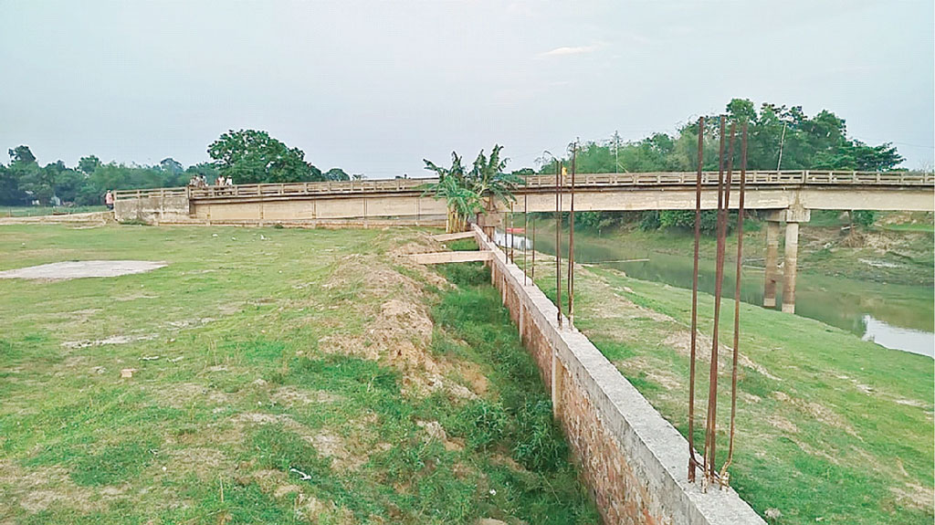 নেত্রকোনার বারহাট্টা: নদের তীর দখল করে কারখানা নির্মাণ