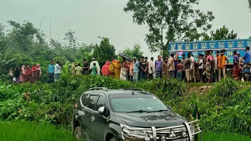 মোকামতলা-জয়পুরহাট সড়কের শিবগঞ্জ উপজেলার গোপীনাথপুর এলাকায় প্রতিমন্ত্রীর গাড়িটি খাদে পড়ে যায়। ছবি: সংগৃহীত