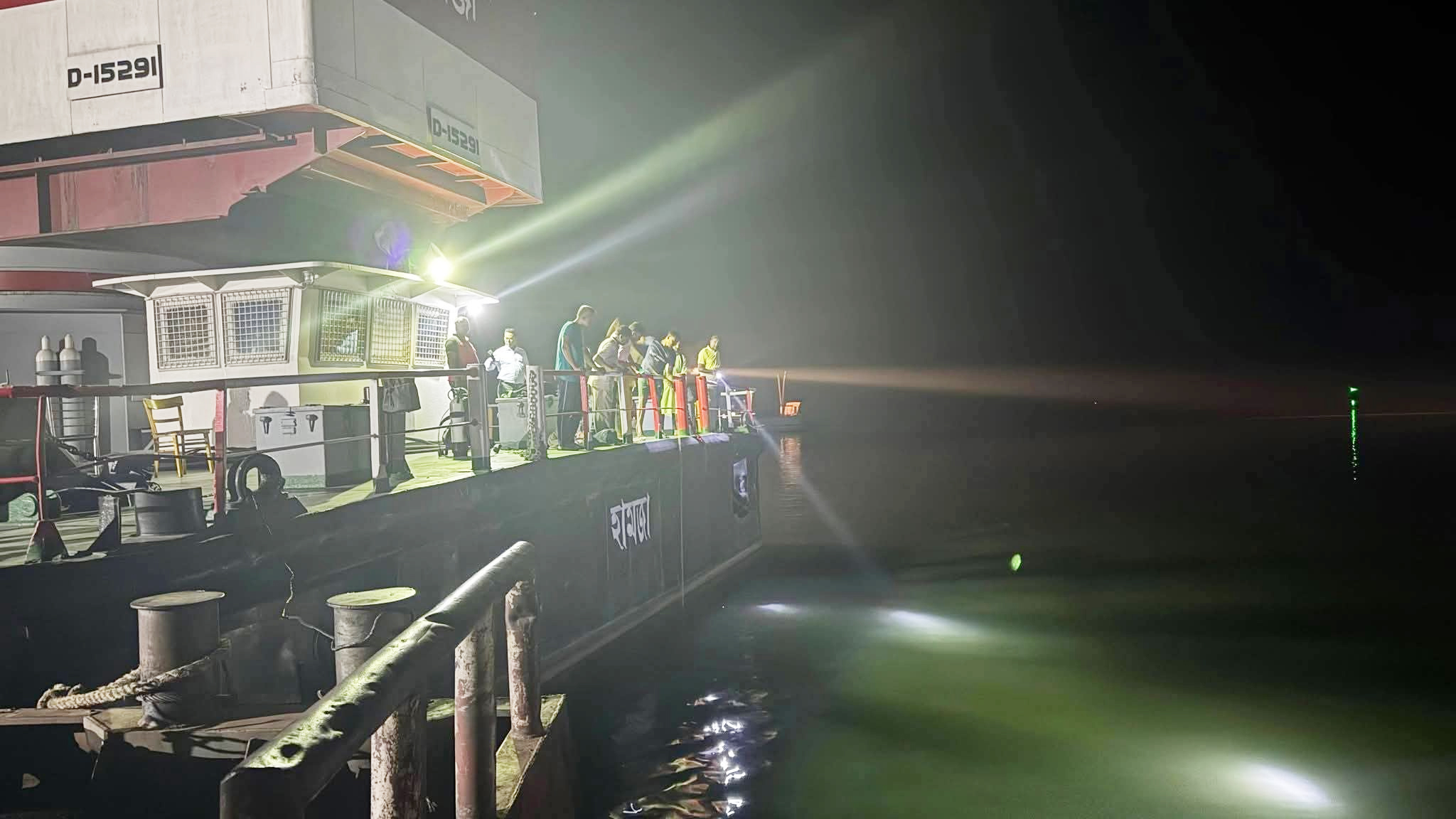 পদ্মায় ডুবে গেছে ২৪ হাজার লিটার তেলবোঝাই লরি