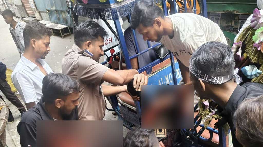 রাজধানীতে তাজিয়া মিছিলের পাশ থেকে ধাওয়া দিয়ে যুবককে কুপিয়ে হত্যা