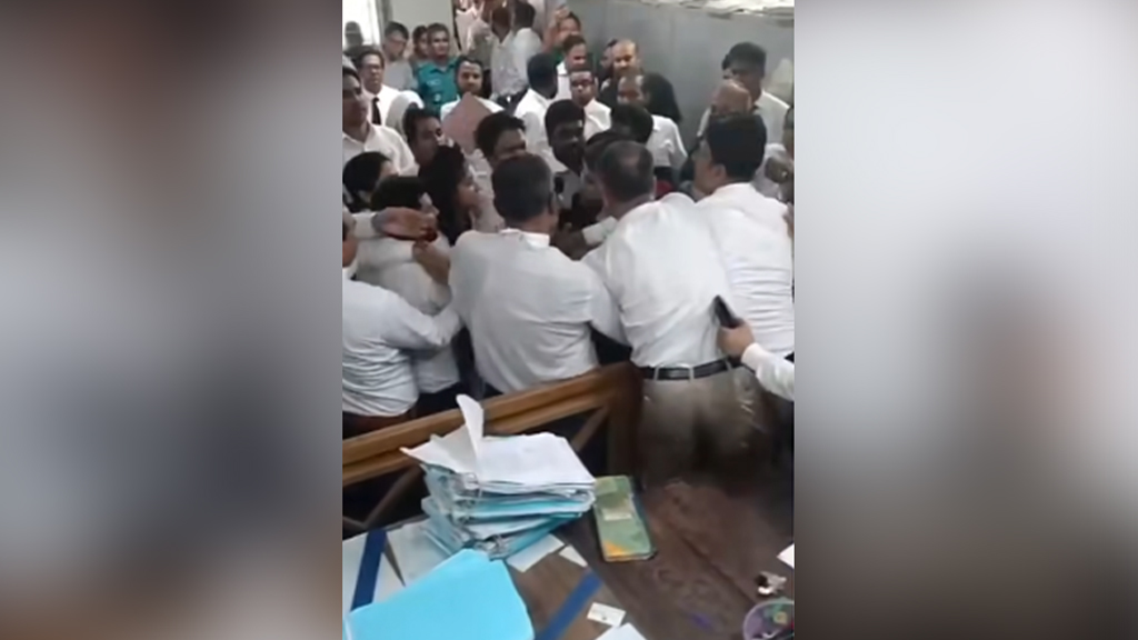 সিএমএম আদালতে সাংবাদিকের ওপর হামলার ঘটনায় এলআরএফ ও সিআরইউর প্রতিবাদ