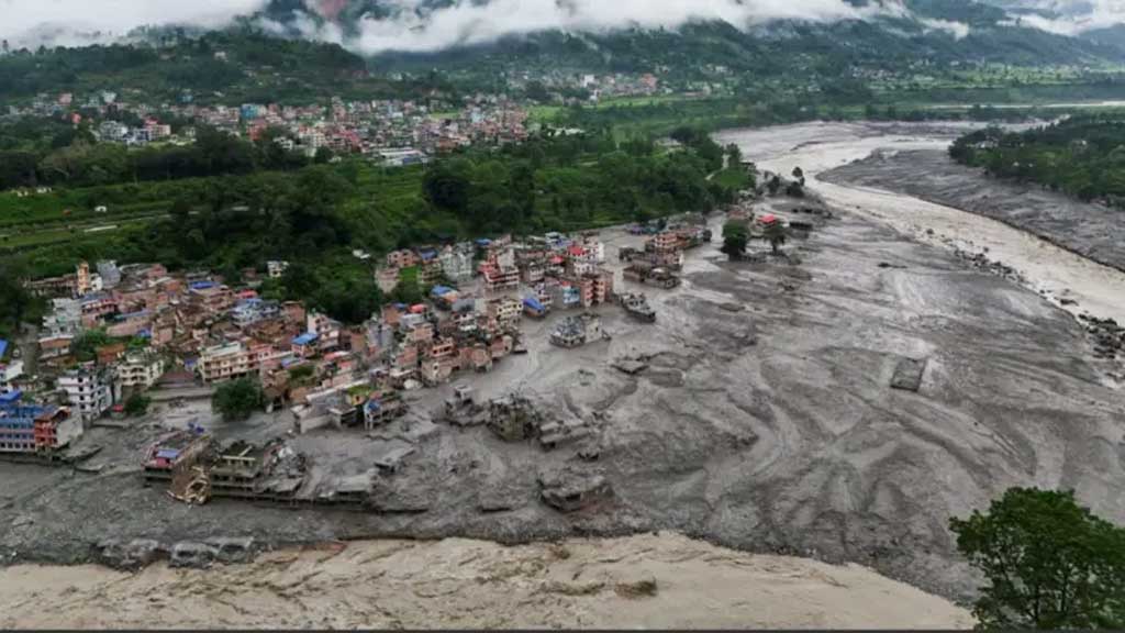 নেপালের হড়পা বান থেকে শেষ মুহূর্তে বেঁচে যায় চীনা পর্যটকের একটি দল
